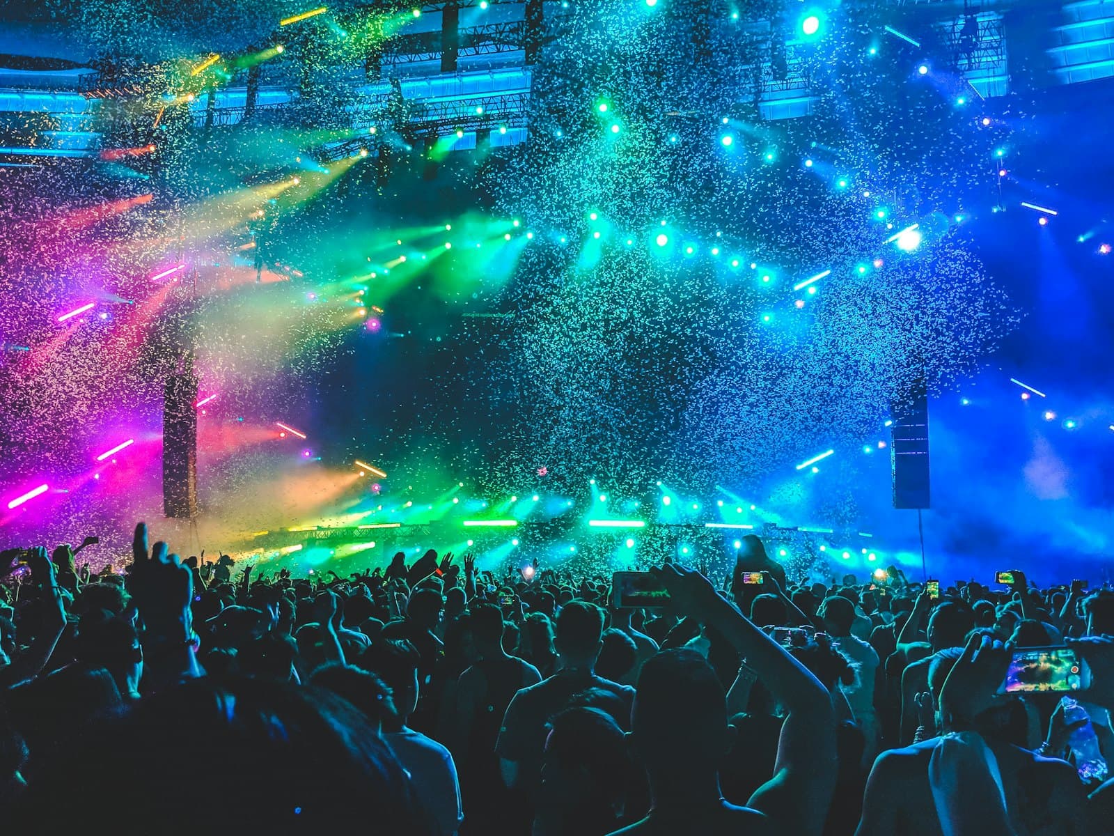 Feest met publiek en lichtshow
